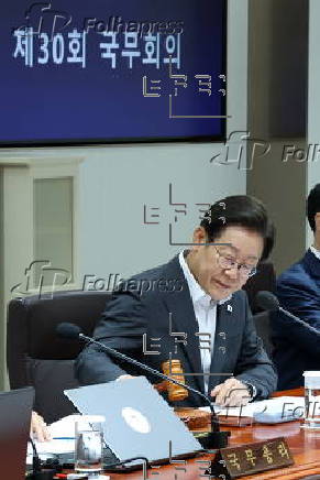 President Lee attends Cabinet meeting