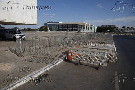 Grades são colocadas na Praça dos Três Poderes