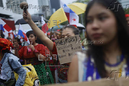 Mujeres panameñas marchan por derechos humanos y justicia social