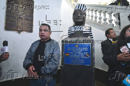 Diputado viste de reo el busto de Evo Morales en la Asamblea Legislativa de Bolivia