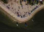 Turistas na praia da Gamboa, no Morro de São Paulo (BA)