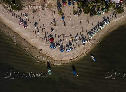Turistas na praia da Gamboa, no Morro de São Paulo (BA)