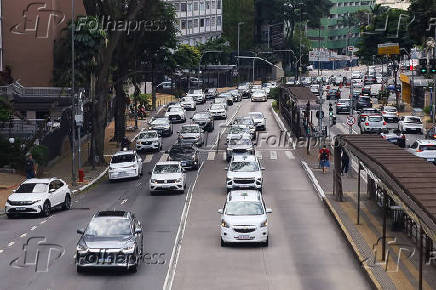 movimentação de veículos na avenida 9 de julho
