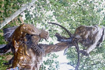 Obras de arte de santa fe trails expostas em frente à galeria.