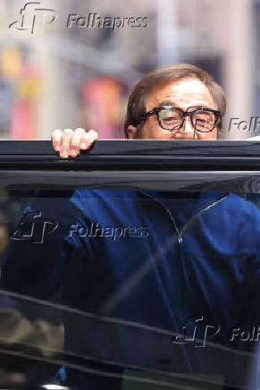 Jackie Chan é visto na região da Times Square na cidade de Nova York