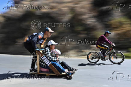 Bolivians compete with motorless cars, in La Paz