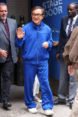 Jackie Chan é visto na região da Times Square na cidade de Nova York