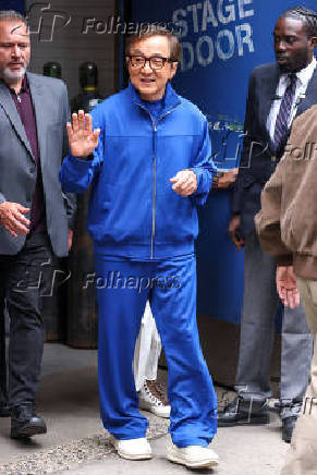 Jackie Chan é visto na região da Times Square na cidade de Nova York