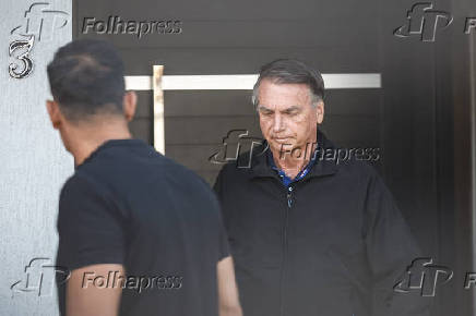 Ex presidente Jair Bolsonaro deixa sua casa