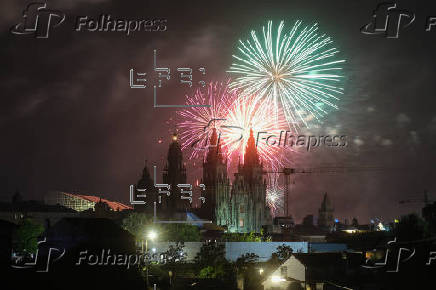 Fuegos artificiales deslumbran en las fiestas en Santiago de Compostela