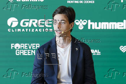 El portero Pau López y el central argentino Valentín Gómez son presentados como nuevos jugadores del Real Betis