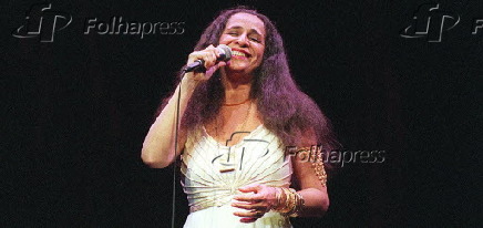 A cantora Maria Bethânia durante o