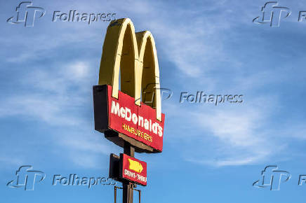Totem com o logotipo do restaurante e lanchonete de comidas fast-food McDonald's