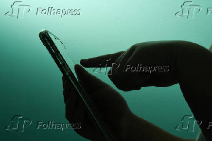 Criança mexendo no celular