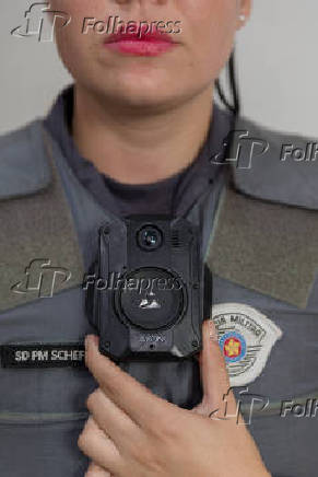 Soldado da Polícia Militar de SP mostra a câmera corporal usada nas ruas do centro