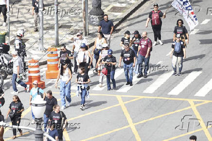 Representantes sindicais do sinpeem realizam manifestação em frente a câmera municipal de são paulo.