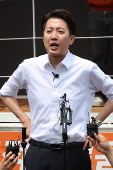 Lee Jun-seok campaigns in Seoul ahead of June presidential election