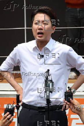 Lee Jun-seok campaigns in Seoul ahead of June presidential election