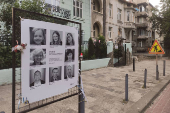 Un cartel muestra los rostros de los cuatro miembros de la familia Basilevich fallecidos en la guerra de Ucrania