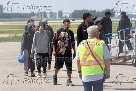 Fire evacuees arrive in Winnipeg