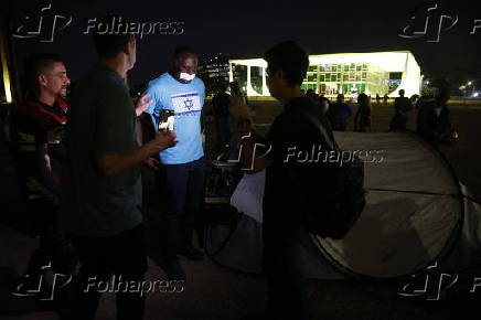 Os deputados Helio Lopes e Coronel Crisóstomo acampam em frente ao STF