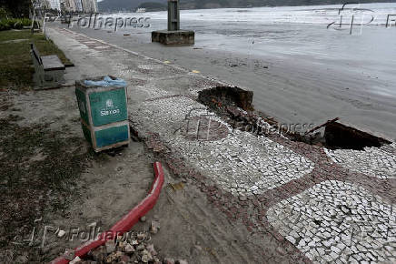 Destruição no calçadão de Santos