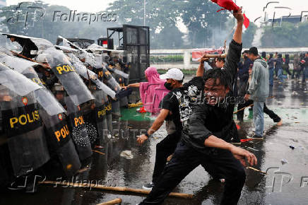 FILE PHOTO: Indonesia stocks, rupiah dive as political unrest jolts investors