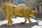 Estátua do Touro de Ouro na B3, em São Paulo