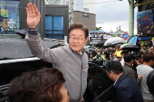 Democratic Party candidate Lee Jae-myung campaigns