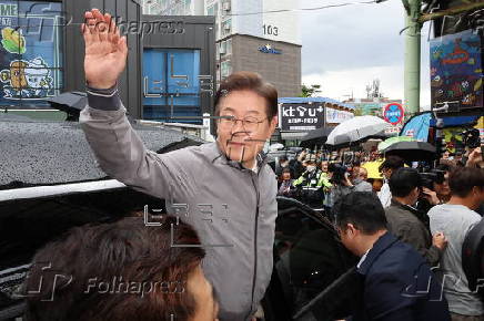 Democratic Party candidate Lee Jae-myung campaigns