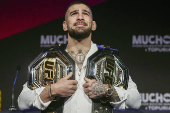 El campeón del mundo del peso ligero de artes marciales mixtas, el español Ilia Topuria, comparece este viernes en una rueda de prensa, en Madrid