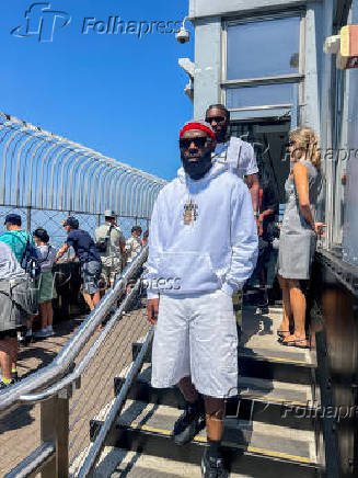 Odumodublvck visitou o empire state building para celebrar o novo single ?pity this boy? ft. Victony.