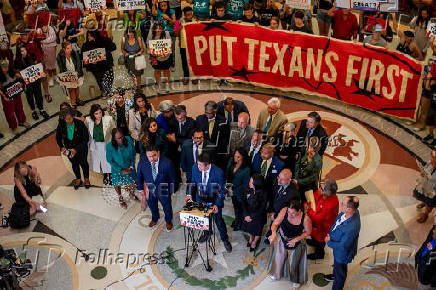 Democratic lawmakers in Texas in redistricting battle