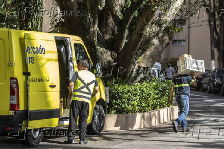 Van da empresa Mercado Livre faz entregas