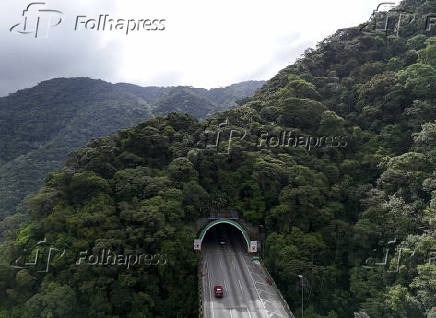 Vista aérea da Rodovia dos Imigrantes e túnel em São Vicente