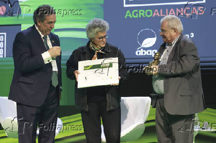 Homenageada izabella teixeira com o prêmio norman borlaug na 24º congresso brasileiro do agronegócio