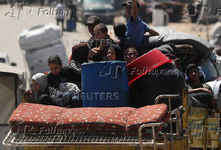 Displaced Palestinians make their way as they flee amid an Israeli military operation, in Gaza City