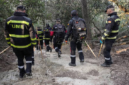 Miembros de la UME rastrean la sierra de Collserola
