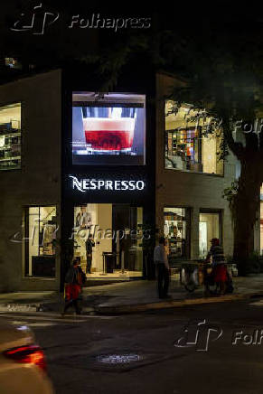 Painel luminoso de LED no 1º andar de loja Nespresso