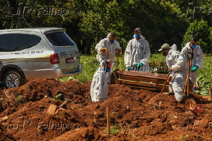 Sepultadores trabalham no cemitério de Vila Formosa, na capital paulista