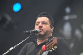 Bruno canta sozinho em festival
