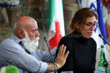 Folhapress - Fotos - Relatives of Israeli hostages attend a press ...