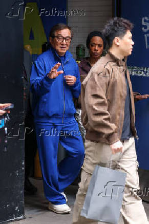 Jackie Chan é visto na região da Times Square na cidade de Nova York