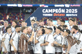 Platense celebra su primer título de Primera División en Argentina