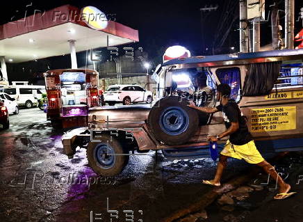 Motorists rush to gasoline stations to fill tanks amid increase of fuel prices