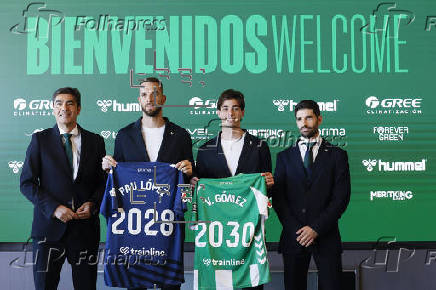 El portero Pau López y el central argentino Valentín Gómez son presentados como nuevos jugadores del Real Betis