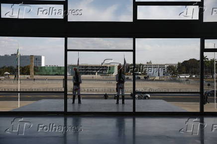 Grades são colocadas na Praça dos Três Poderes