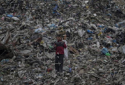 Un niño palestino en un vertedero en el centro de la Ciudad de Gaza