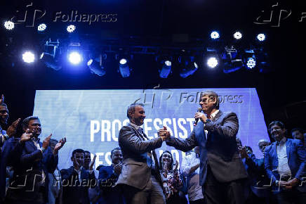 No evento de filiação ao PP, Derrite (à esq.) é cumprimentado por Tarcísio