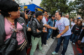 Simpatizantes muestran apoyo al alcalde de Quito, Pabel Muñoz